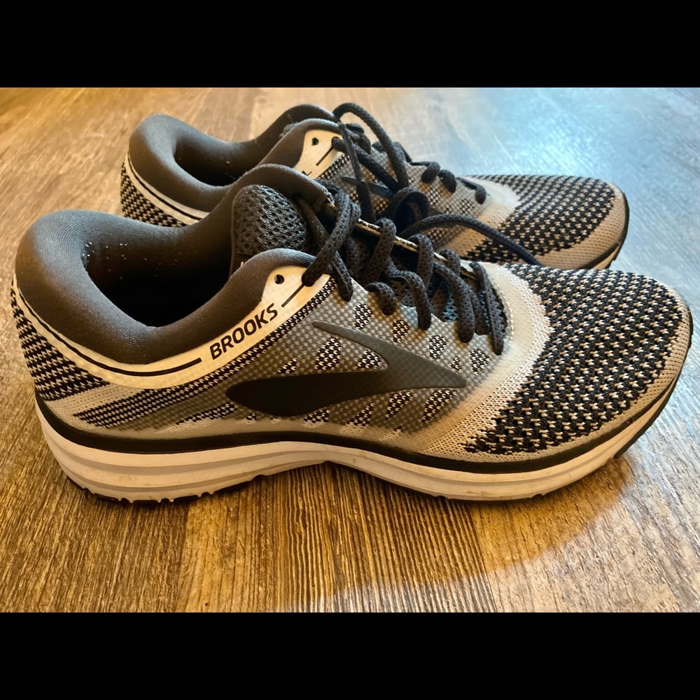 Brooks Revel women 8 Black/White Running shoes DNA